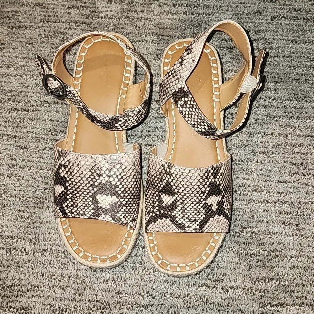 Universal Threads platform wedges w/ snake skin faux size 8 1/2 W